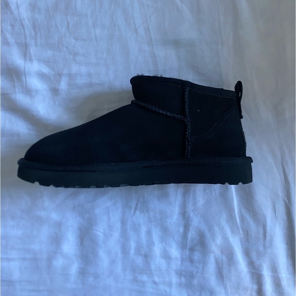 CLASSIC ULTRA MINI BOOTS IN BLACK - Picture 5 of 9